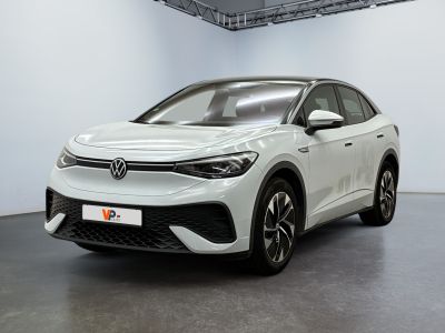 un SUV Volkswagen blanc garé dans une grande pièce