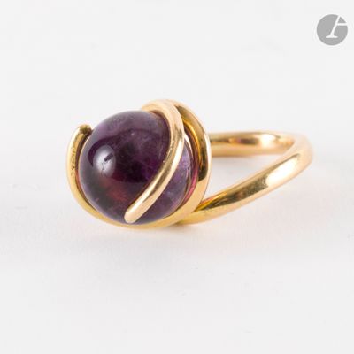 une image représentant une bague en or sertie d'une pierre violette