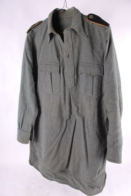 Une chemise en aertex avec pattes d'épaules panzer