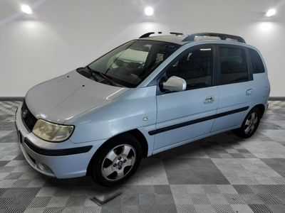 la photo d'une petite camionnette bleue garée dans un garage