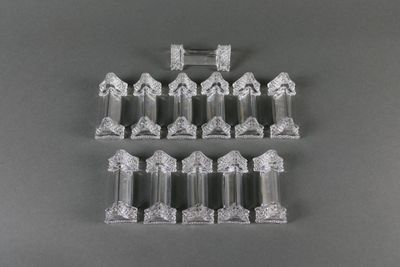 12 Porte-couteaux en verre de forme triangulaire. Long. 8 cm…