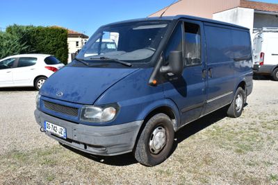 une camionnette bleue garée dans un parking