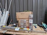 beaucoup d'outils posés sur une table, à côté d'une boîte