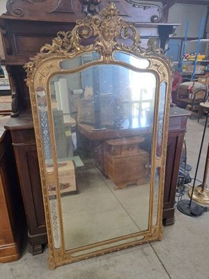 un miroir posé sur le sol d'une pièce