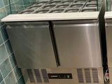 deux réfrigérateurs posés sur le plan de travail de la cuisine