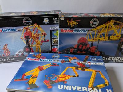 trois boîtes de legos de tailles et de couleurs différentes