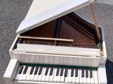 un piano blanc posé au milieu de la rue