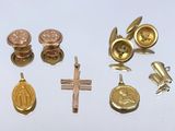 de nombreux types de bijoux en or sur un fond blanc
