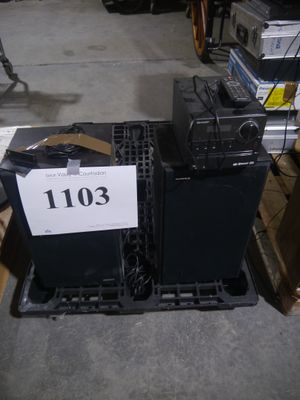 deux appareils électroménagers noirs posés sur une caisse