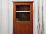 une image d'une armoire en bois avec une porte en verre