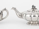 paire de théières et soucoupes en métal argenté