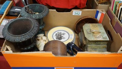 Un carton : deux vases Medicis de jardin en métal, un sujet … - Photo 1