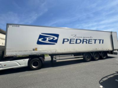 un semi-remorque qui roule dans la rue