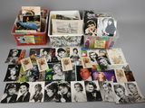 une sélection de photos et de cartes postales anciennes représentant des femmes et des hommes