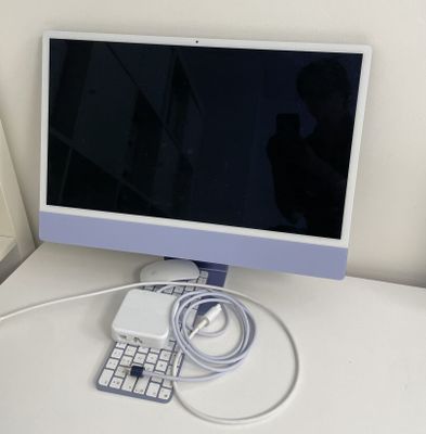 une image d'un écran d'ordinateur et d'un clavier sur un bureau