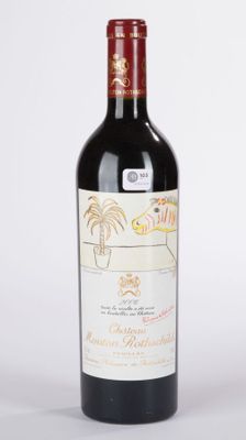 une bouteille de vin posée sur une table