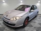 la photo d'une voiture argentée garée dans un garage