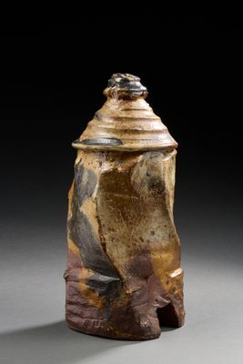 un gros plan d'un vase posé sur une table, sur fond noir