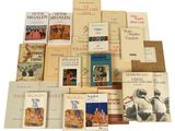 plusieurs livres sont empilés sur une surface blanche