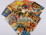 une pile de bandes dessinées posée sur une table