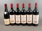 six bouteilles de vin sont alignées sur une table