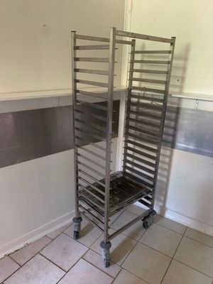une étagère métallique munie de plateaux, dans une cuisine