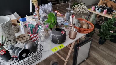 Stock composé d'objets de décoration pour la maison dont bib…