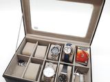 un étui noir contenant une montre
