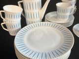 beaucoup d'assiettes et de tasses sur la table