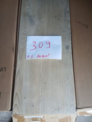 une boîte en bois sur laquelle est apposée une étiquette de prix