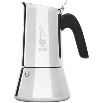 une cafetière argentée avec une poignée noire sur fond blanc