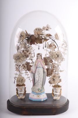 un dôme de verre abritant la statue d'une femme