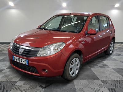 la petite voiture rouge est garée dans une grande pièce