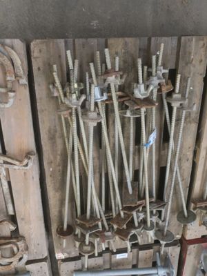 un tas d'outils posés sur une palette