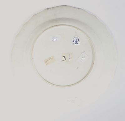 une assiette blanche ornée d'un motif bleu et blanc
