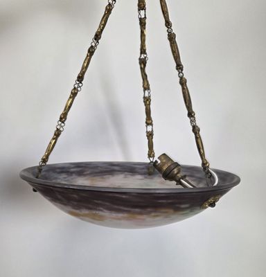 un bain d'oiseaux suspendu au plafond d'une pièce