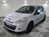 la photo d'une petite voiture blanche garée dans un garage