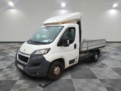 un camion blanc garé sur un sol à carreaux