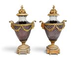 paire de vases anciens sur socle, ornés de motifs dorés sur le dessus