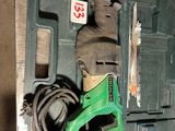 une perceuse filaire verte dans un coffret vert