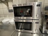 un micro-ondes posé sur un plan de travail dans une cuisine