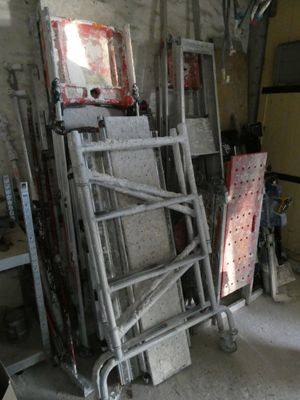 une pile d'échelles qui se trouvent dans un garage
