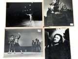 quatre photographies en noir et blanc d'une femme se produisant sur scène