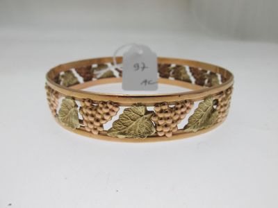 gros plan d'un bracelet sur une surface blanche