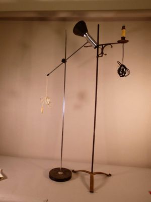 une lampe posée sur une table dans une pièce
