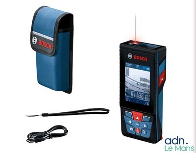 Le niveau laser Bosch est utilisé pour mesurer la hauteur d'un mur.
