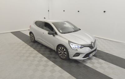 la voiture blanche est garée dans le garage sur le sol en damier