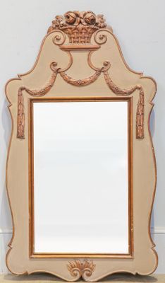 Miroir en bois mouluré et sculpté, relaqué gris et doré.