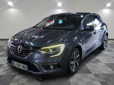 la voiture grise est garée dans une grande pièce au sol en damier