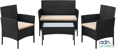 un ensemble composé de trois chaises et d'une table basse